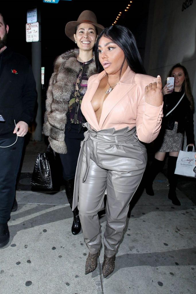 Hilariously Ugly Lil’ Kim Shows Her Boobs While Wearing Leather gallery, pic 106