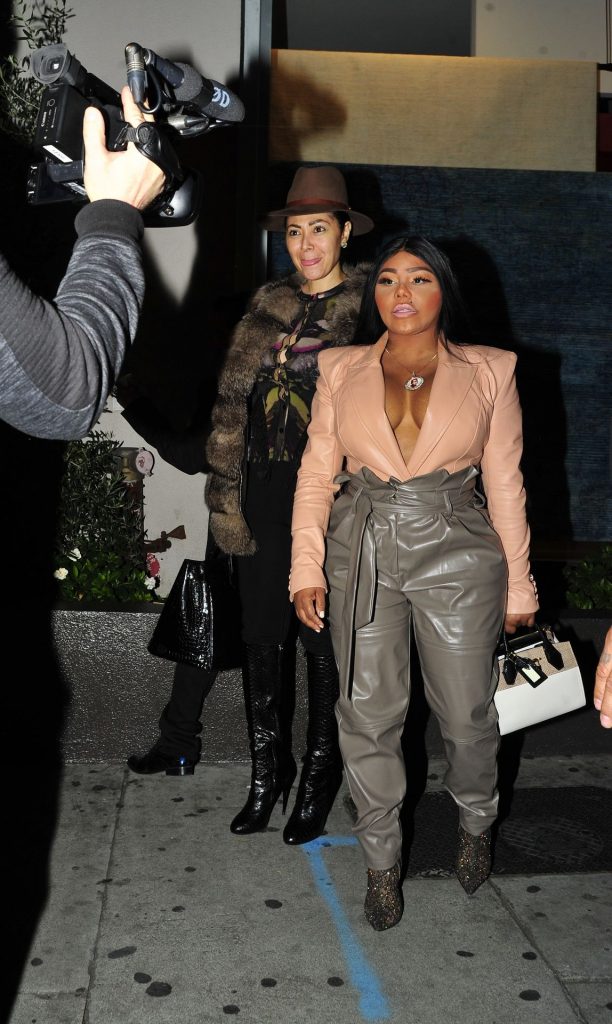 Hilariously Ugly Lil’ Kim Shows Her Boobs While Wearing Leather gallery, pic 194