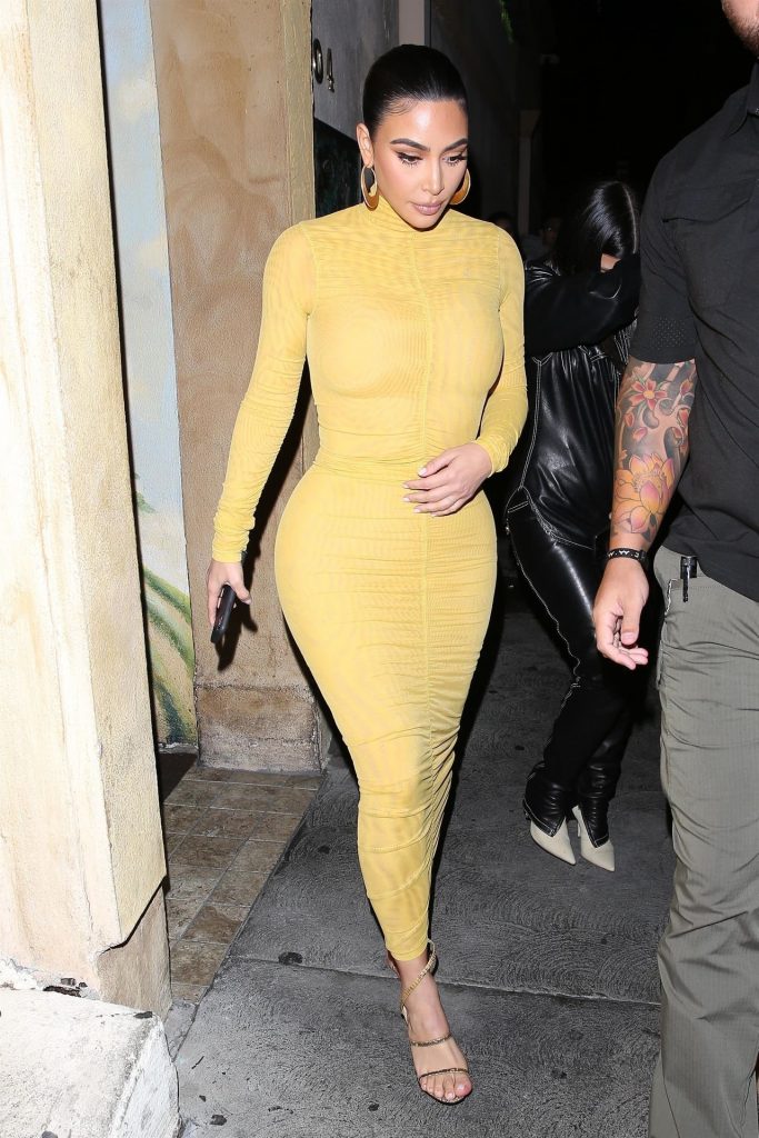 Kim Kardashian Shows Her Famous Curves in a Skintight Dress gallery, pic 6