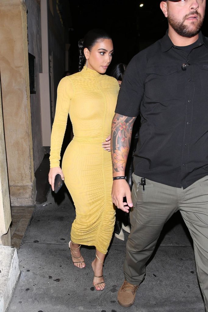 Kim Kardashian Shows Her Famous Curves in a Skintight Dress gallery, pic 78