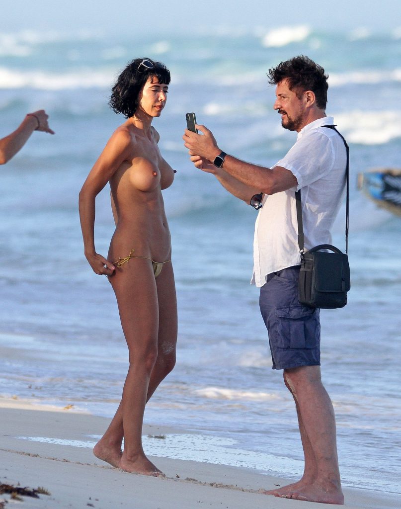 Brunette Nudist Milo Moiré Shows Her Naked Body on the Beach gallery, pic 18