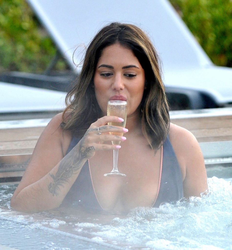 Thick Reality TV Star Malin Andersson Enjoy a Spa Day  gallery, pic 8
