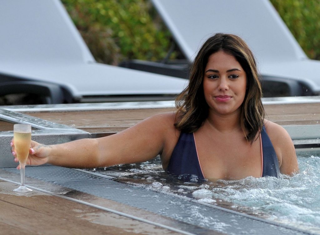 Thick Reality TV Star Malin Andersson Enjoy a Spa Day  gallery, pic 10