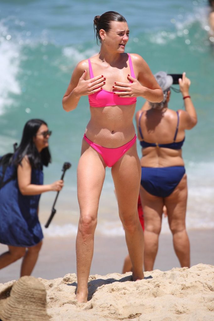 Bikini-Wearing Beauty Montana Cox Shows Off Her Amazing Physique gallery, pic 18