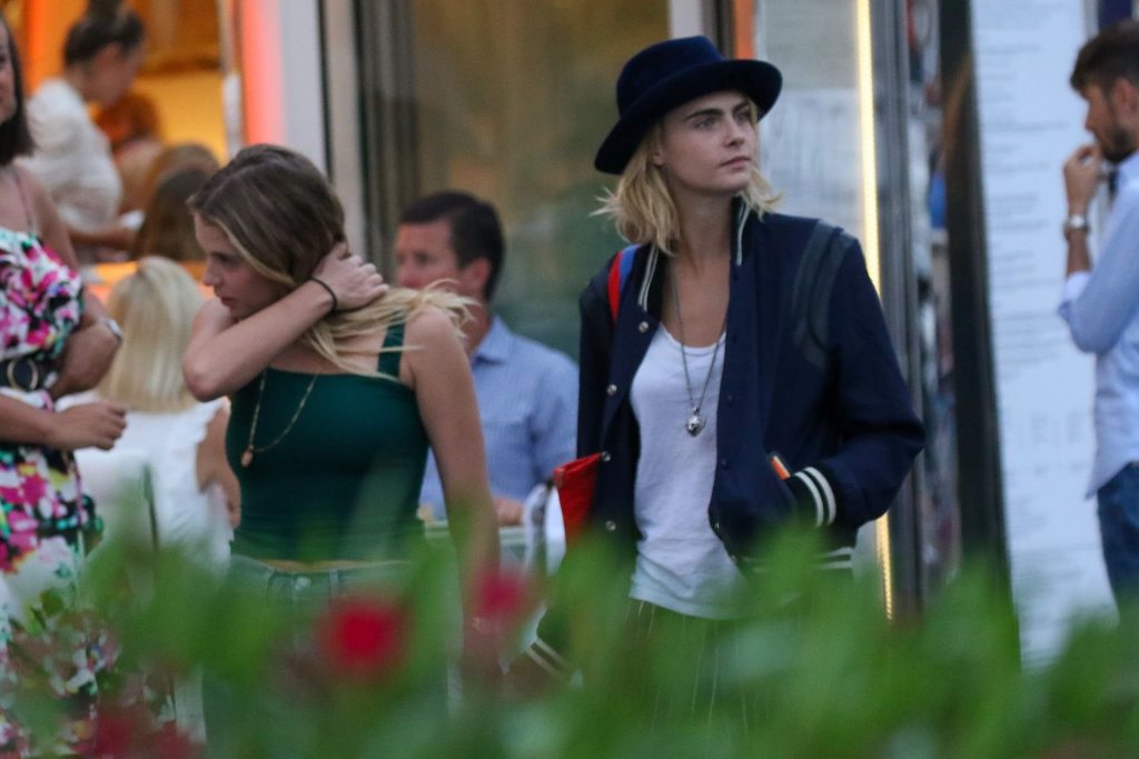 Ashley Benson and Cara Delevingne Making Out and Hanging Out gallery, pic 32