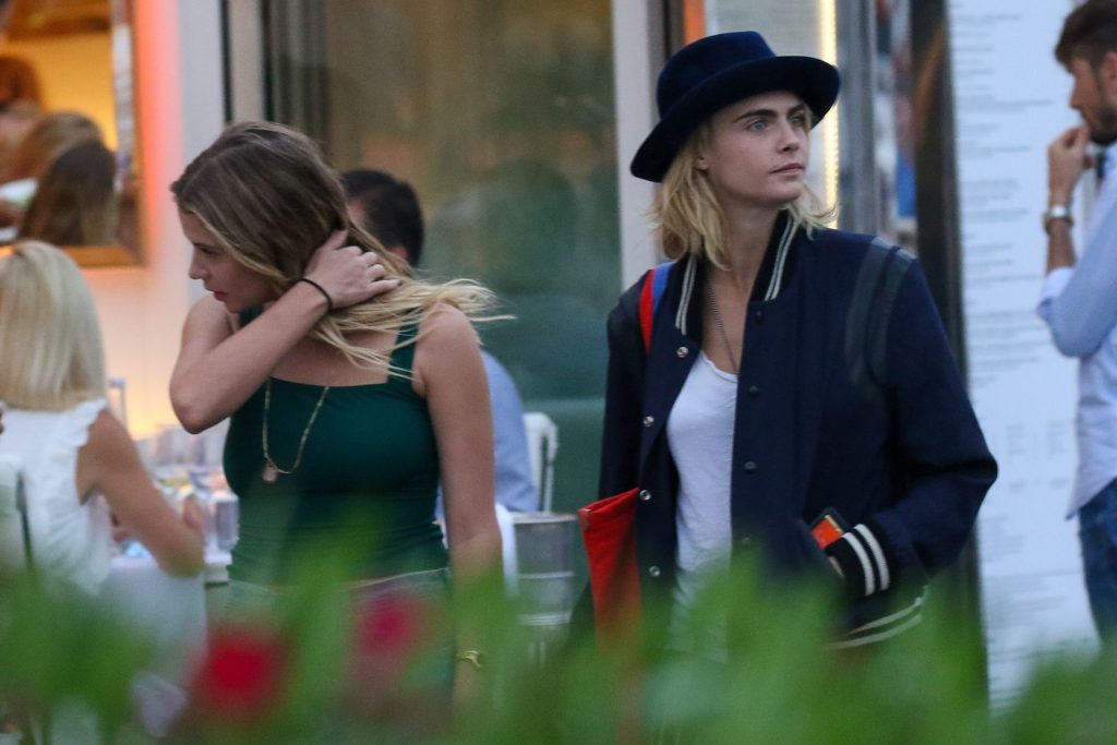 Ashley Benson and Cara Delevingne Making Out and Hanging Out gallery, pic 56
