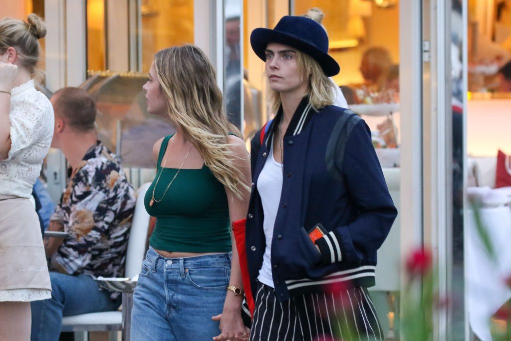 Ashley Benson and Cara Delevingne Making Out and Hanging Out gallery, pic 6