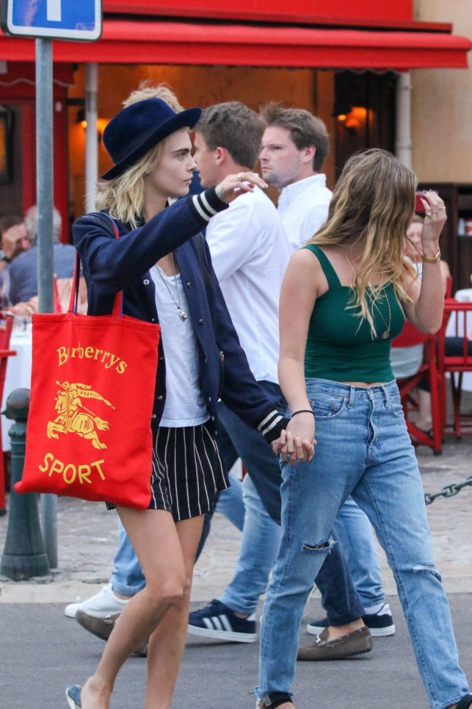 Ashley Benson and Cara Delevingne Making Out and Hanging Out gallery, pic 64