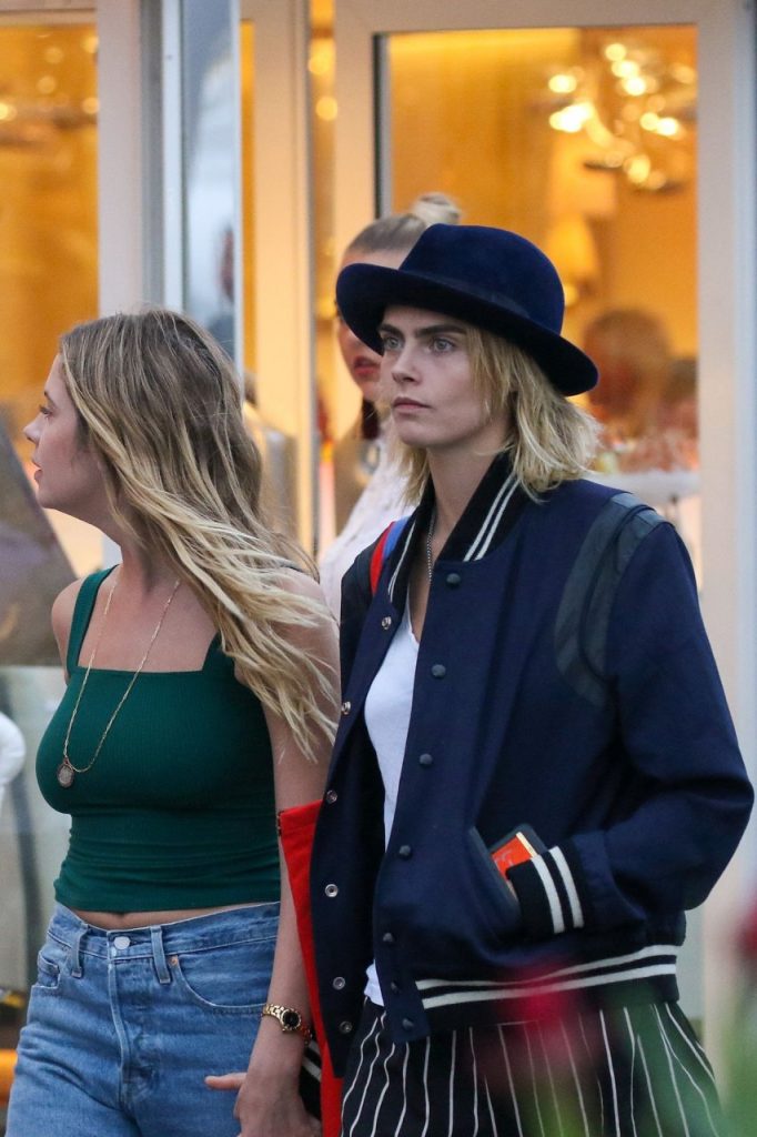 Ashley Benson and Cara Delevingne Making Out and Hanging Out gallery, pic 10