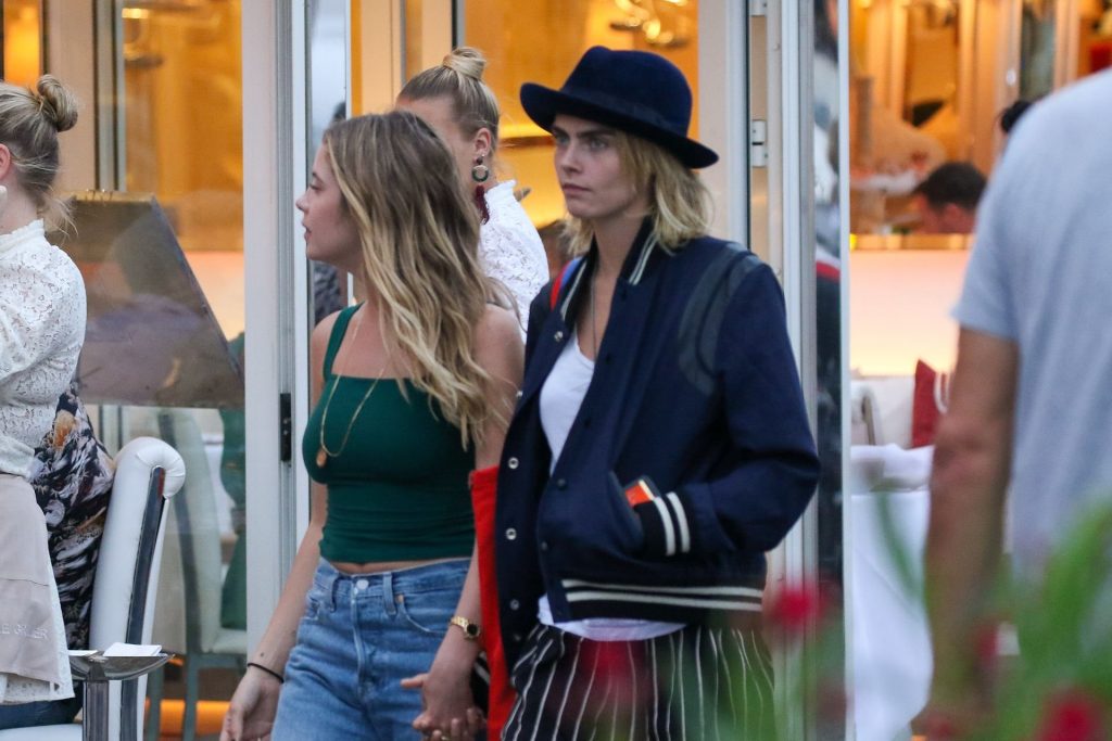 Ashley Benson and Cara Delevingne Making Out and Hanging Out gallery, pic 14