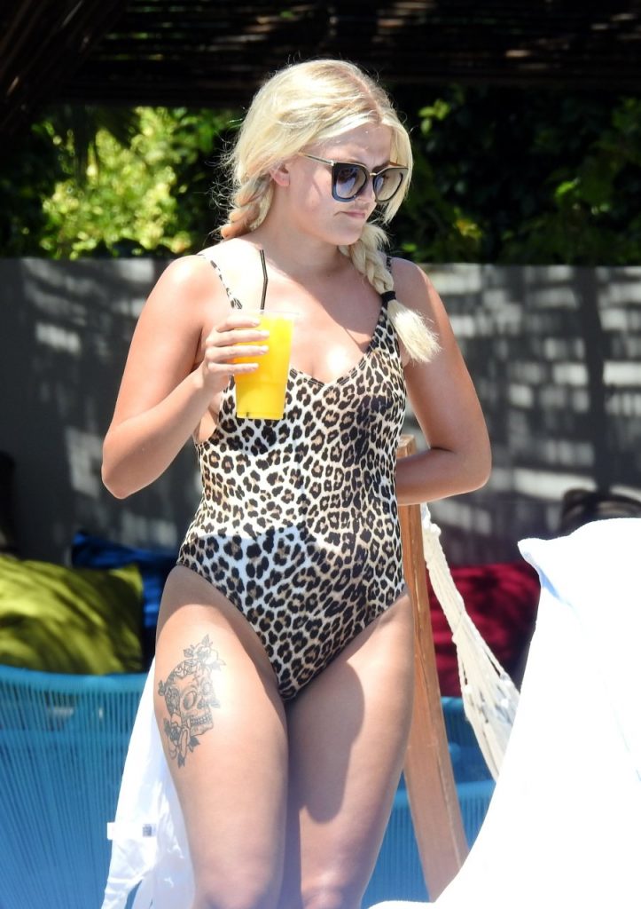 Blonde Lucy Fallon Looks Great in a One-Piece Leopard Print Swimsuit gallery, pic 38