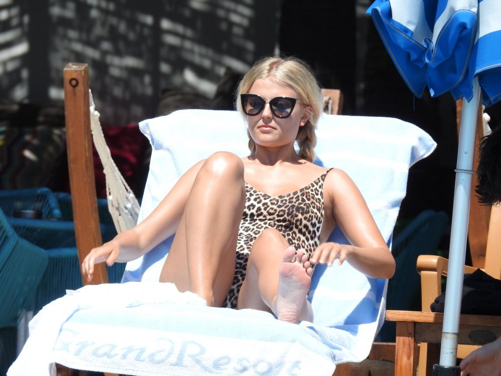Blonde Lucy Fallon Looks Great in a One-Piece Leopard Print Swimsuit gallery, pic 4