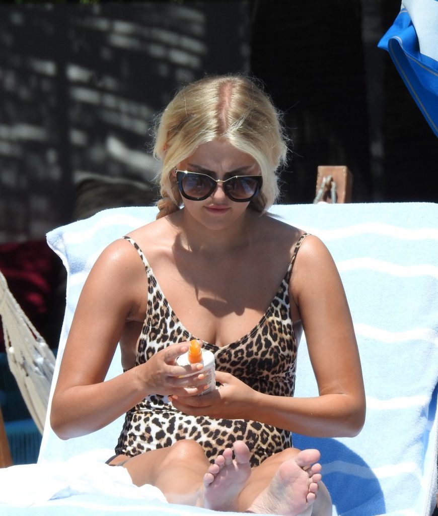 Blonde Lucy Fallon Looks Great in a One-Piece Leopard Print Swimsuit gallery, pic 14