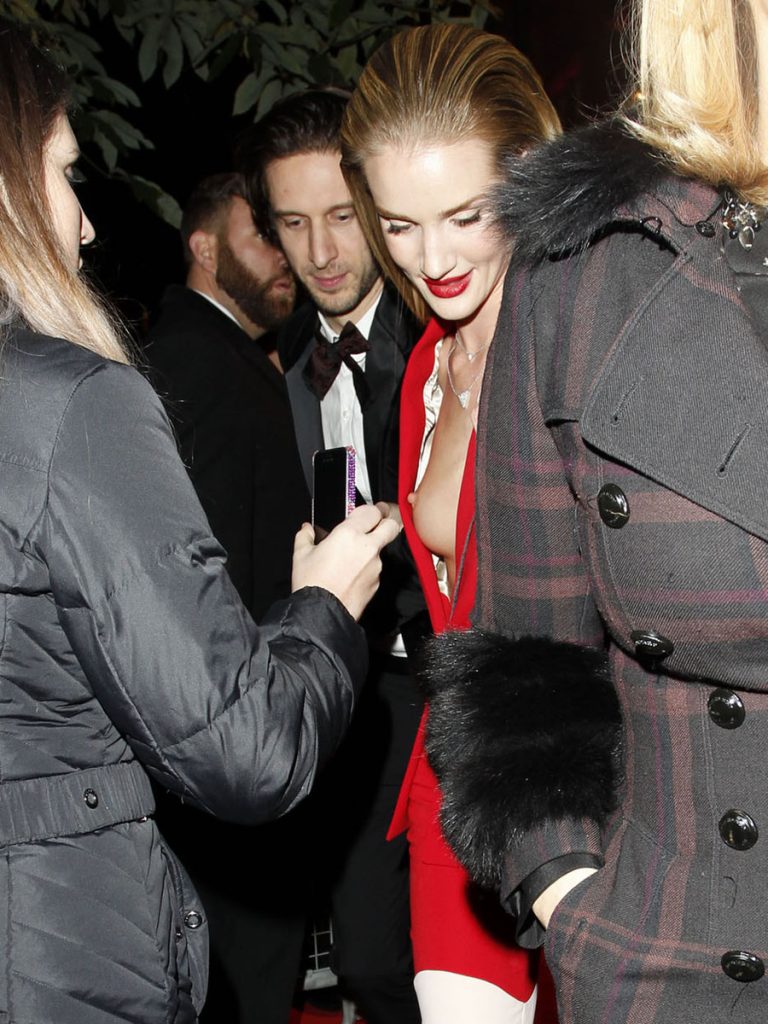 Scrawny Hottie Rosie Huntington-Whiteley Flashing Her Breast on Camera gallery, pic 20