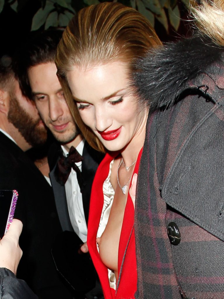 Scrawny Hottie Rosie Huntington-Whiteley Flashing Her Breast on Camera gallery, pic 16