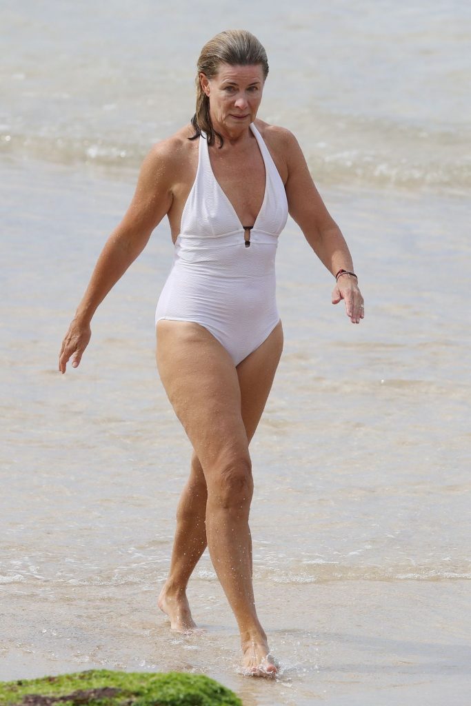 Deborah Hutton Shows Her Wrinkly-Ass Body on a Sydney Beach gallery, pic 20