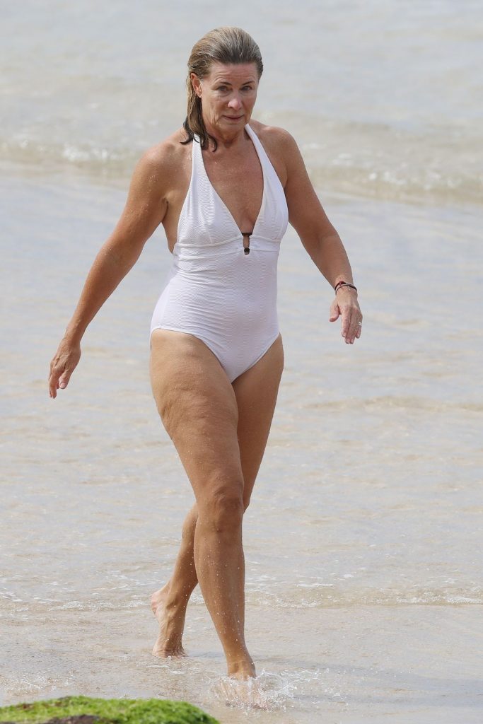 Deborah Hutton Shows Her Wrinkly-Ass Body on a Sydney Beach gallery, pic 22