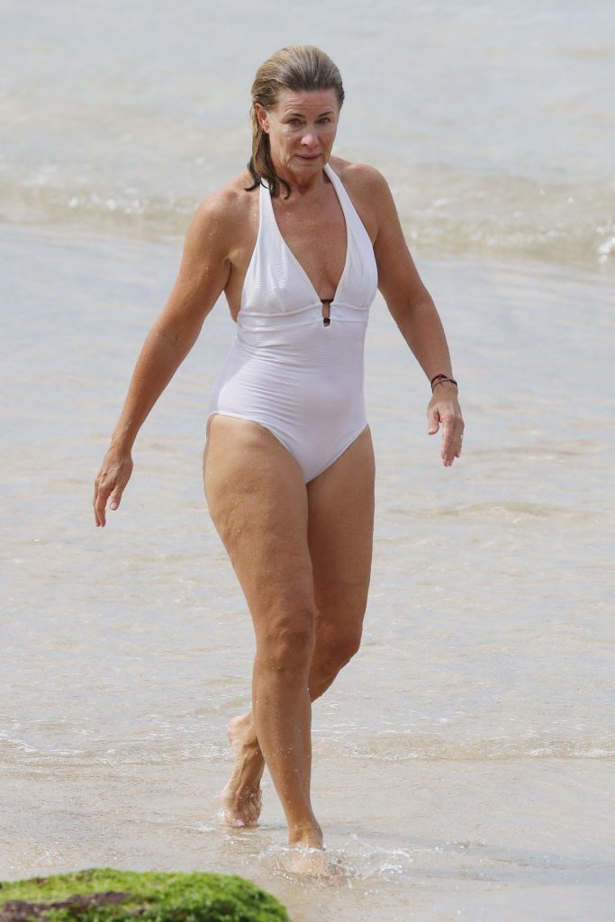 Deborah Hutton Shows Her Wrinkly-Ass Body on a Sydney Beach gallery, pic 26