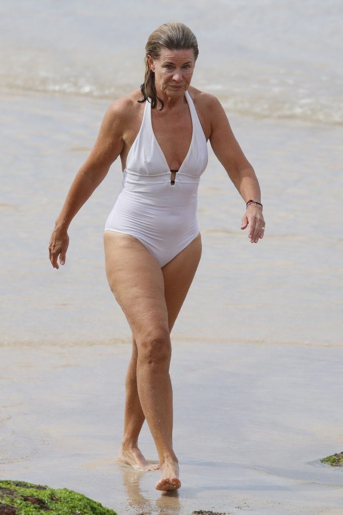 Deborah Hutton Shows Her Wrinkly-Ass Body on a Sydney Beach gallery, pic 30