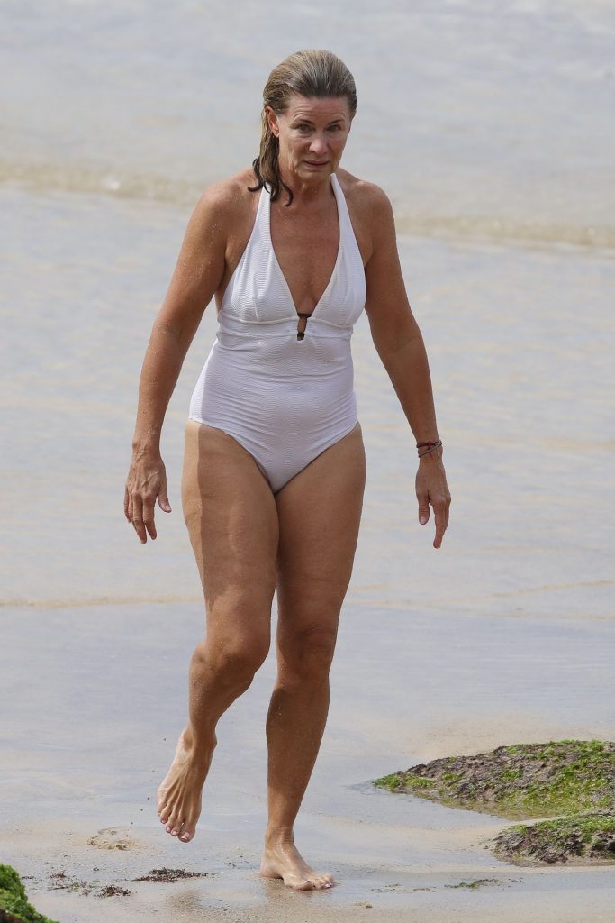 Deborah Hutton Shows Her Wrinkly-Ass Body on a Sydney Beach gallery, pic 34