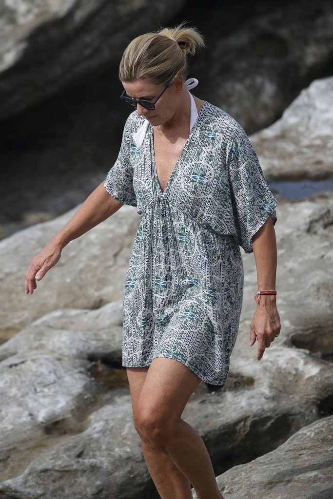 Deborah Hutton Shows Her Wrinkly-Ass Body on a Sydney Beach gallery, pic 48