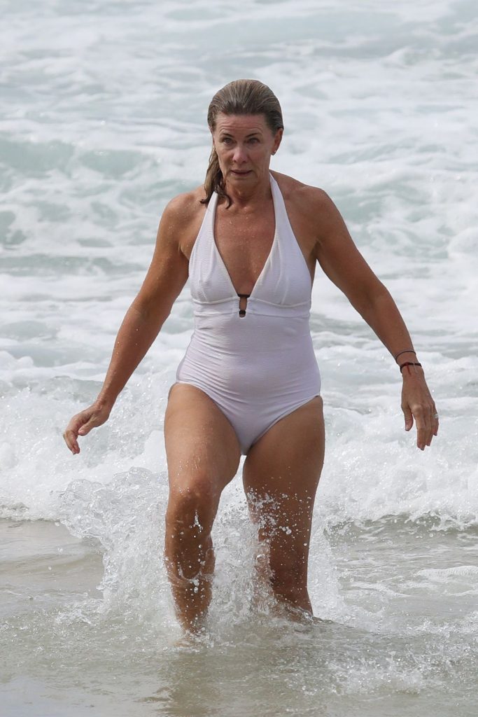 Deborah Hutton Shows Her Wrinkly-Ass Body on a Sydney Beach gallery, pic 74