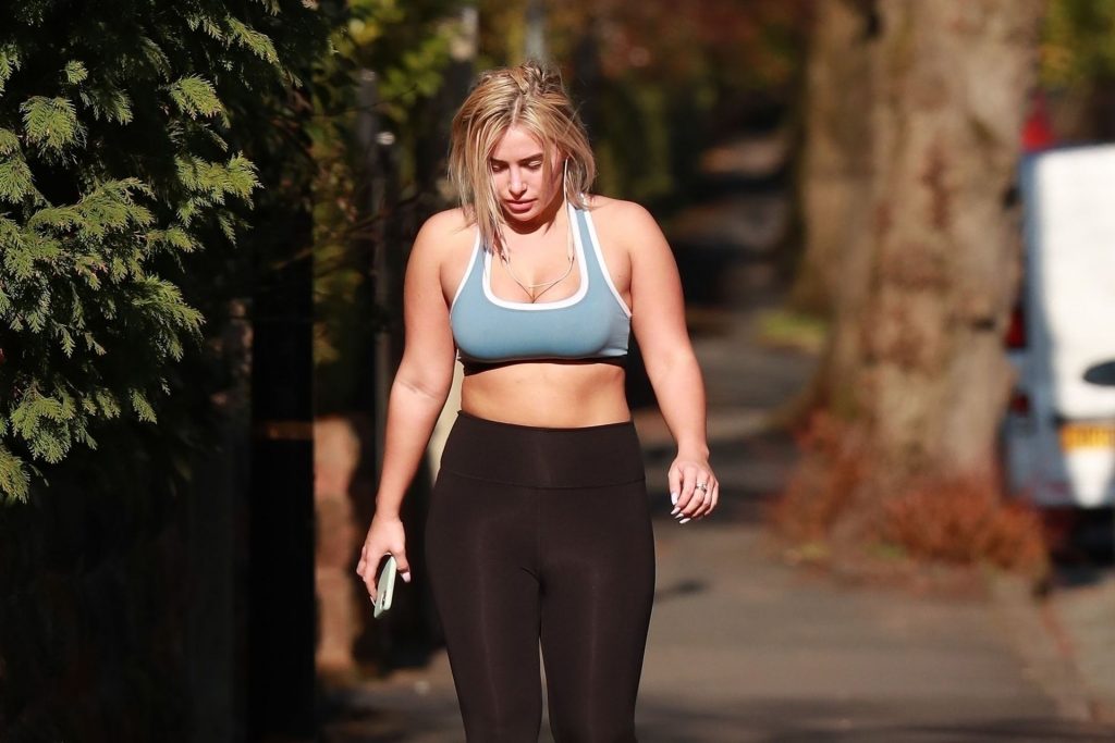 Sweaty Ellie Brown Showing Her Tits and Tummy in Public gallery, pic 30