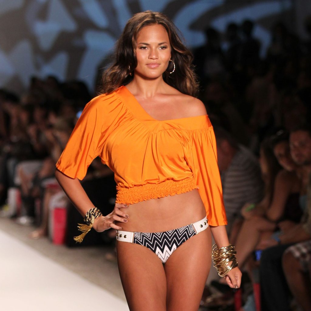 Stunning Babe Chrissy Teigen Shows Her Legs and Ass on the Runway gallery, pic 2