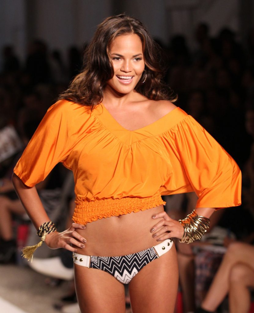 Stunning Babe Chrissy Teigen Shows Her Legs and Ass on the Runway gallery, pic 13