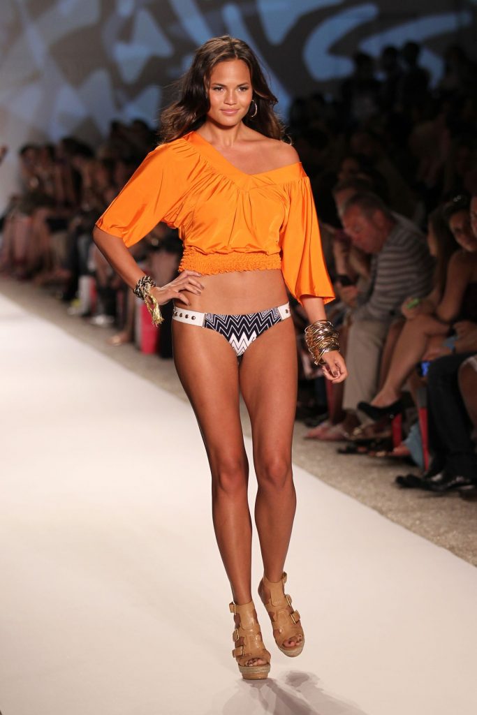 Stunning Babe Chrissy Teigen Shows Her Legs and Ass on the Runway gallery, pic 15