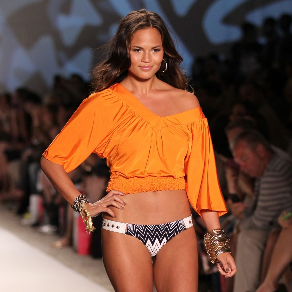 Stunning Babe Chrissy Teigen Shows Her Legs and Ass on the Runway gallery, pic 46