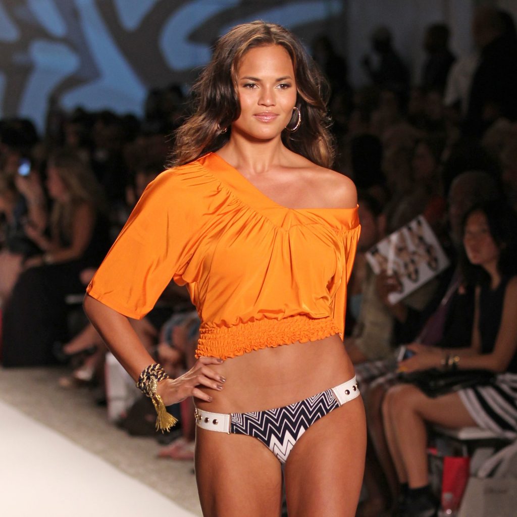Stunning Babe Chrissy Teigen Shows Her Legs and Ass on the Runway gallery, pic 6
