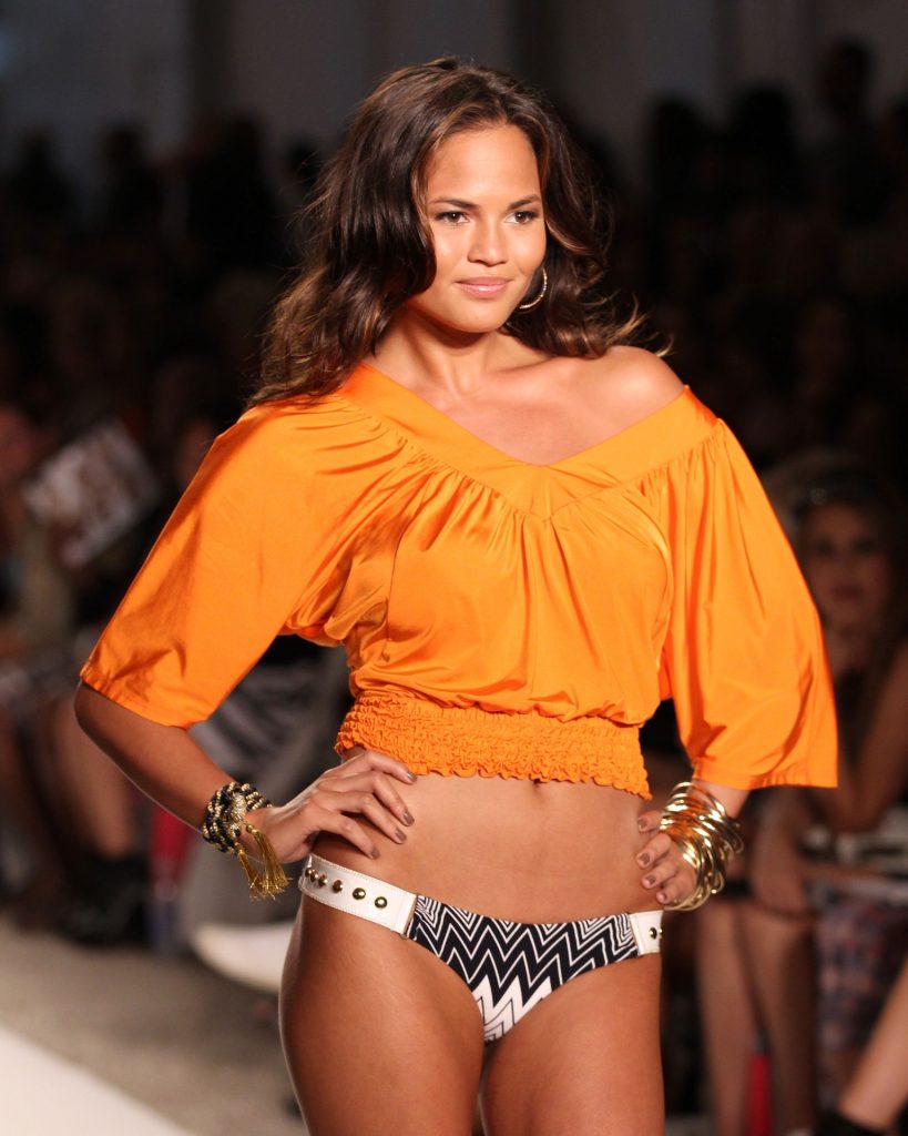 Stunning Babe Chrissy Teigen Shows Her Legs and Ass on the Runway gallery, pic 8