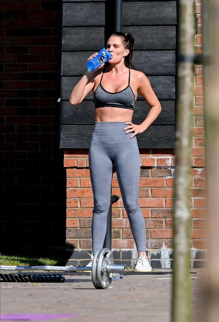 Sporty Hottie Danielle Lloyd Working Out and Getting All Sweaty gallery, pic 10