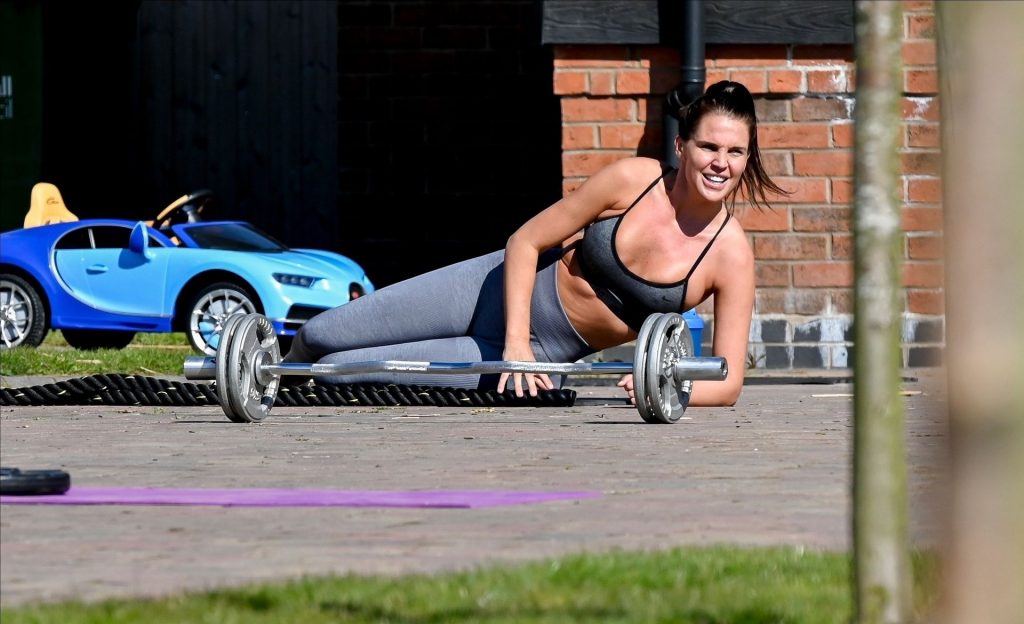 Sporty Hottie Danielle Lloyd Working Out and Getting All Sweaty gallery, pic 11
