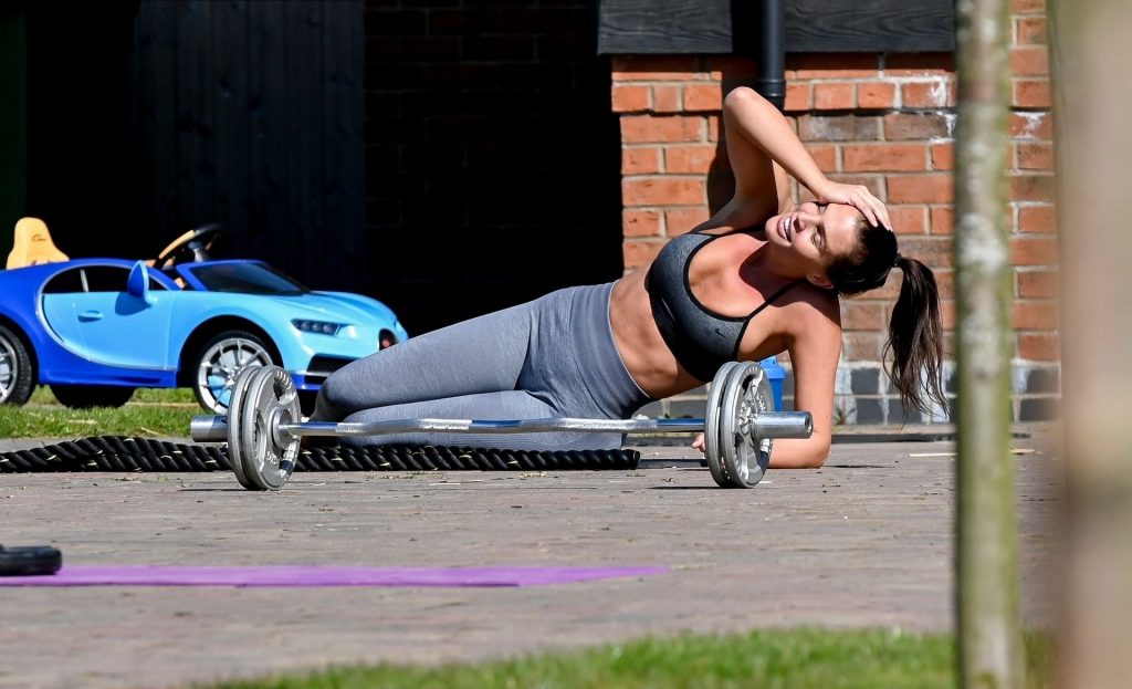 Sporty Hottie Danielle Lloyd Working Out and Getting All Sweaty gallery, pic 13