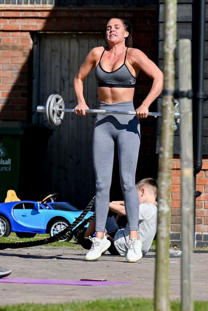 Sporty Hottie Danielle Lloyd Working Out and Getting All Sweaty gallery, pic 16