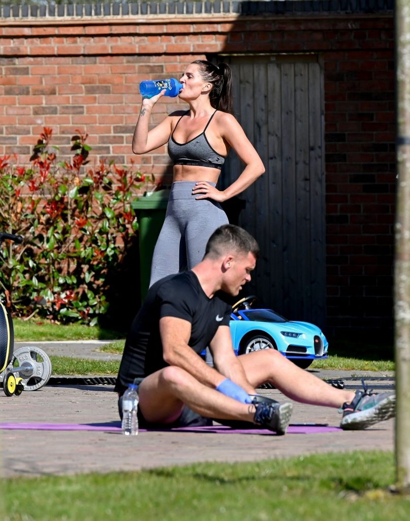 Sporty Hottie Danielle Lloyd Working Out and Getting All Sweaty gallery, pic 19