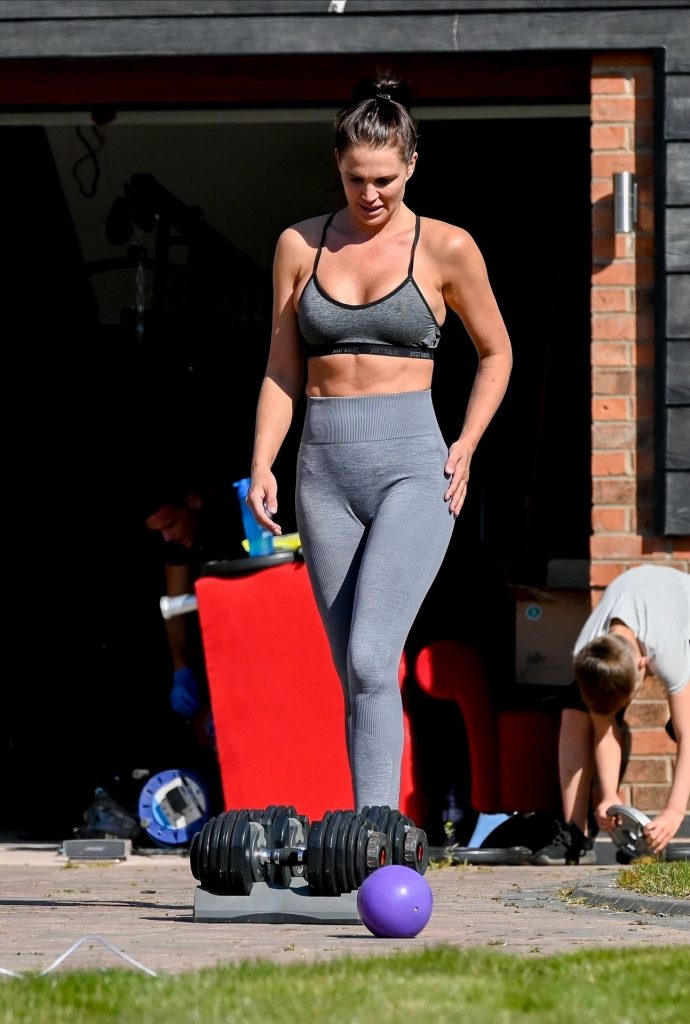 Sporty Hottie Danielle Lloyd Working Out and Getting All Sweaty gallery, pic 2