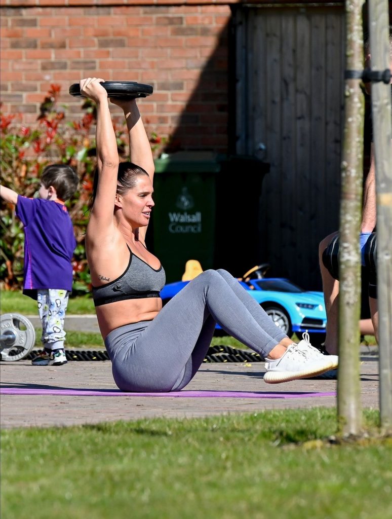 Sporty Hottie Danielle Lloyd Working Out and Getting All Sweaty gallery, pic 20