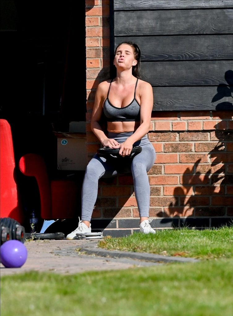 Sporty Hottie Danielle Lloyd Working Out and Getting All Sweaty gallery, pic 3