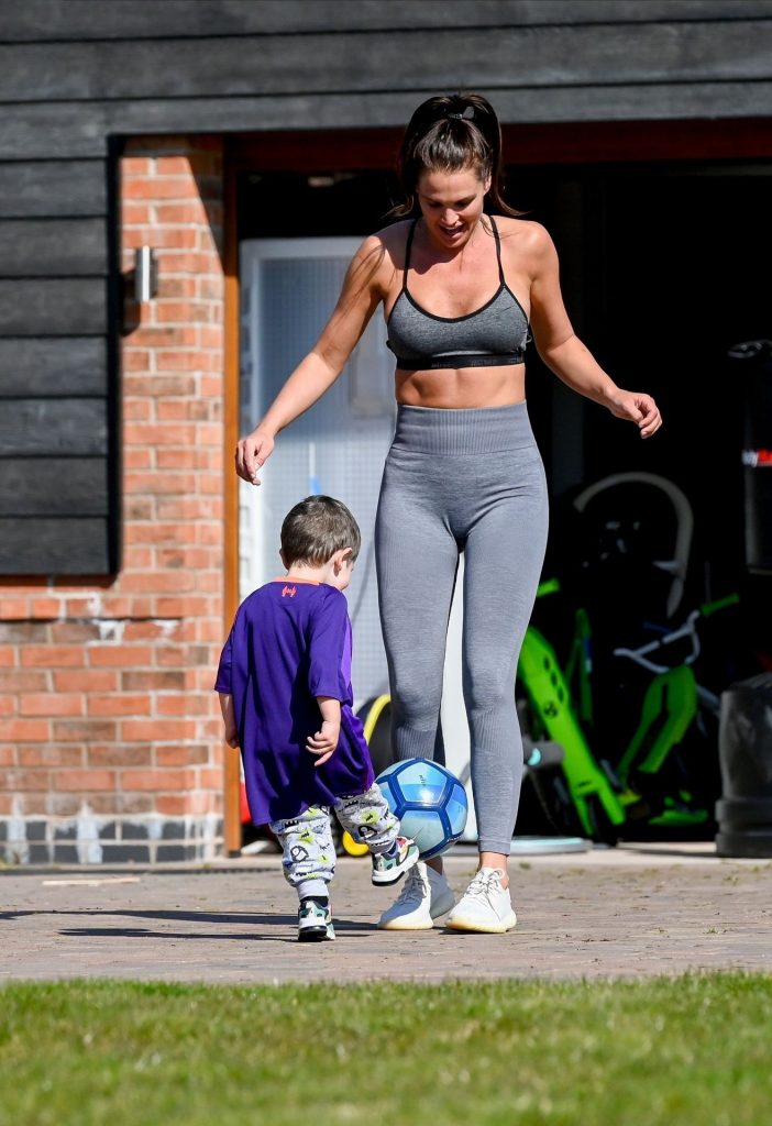 Sporty Hottie Danielle Lloyd Working Out and Getting All Sweaty gallery, pic 31