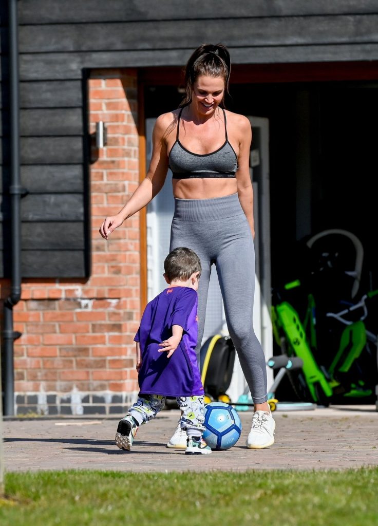 Sporty Hottie Danielle Lloyd Working Out and Getting All Sweaty gallery, pic 32
