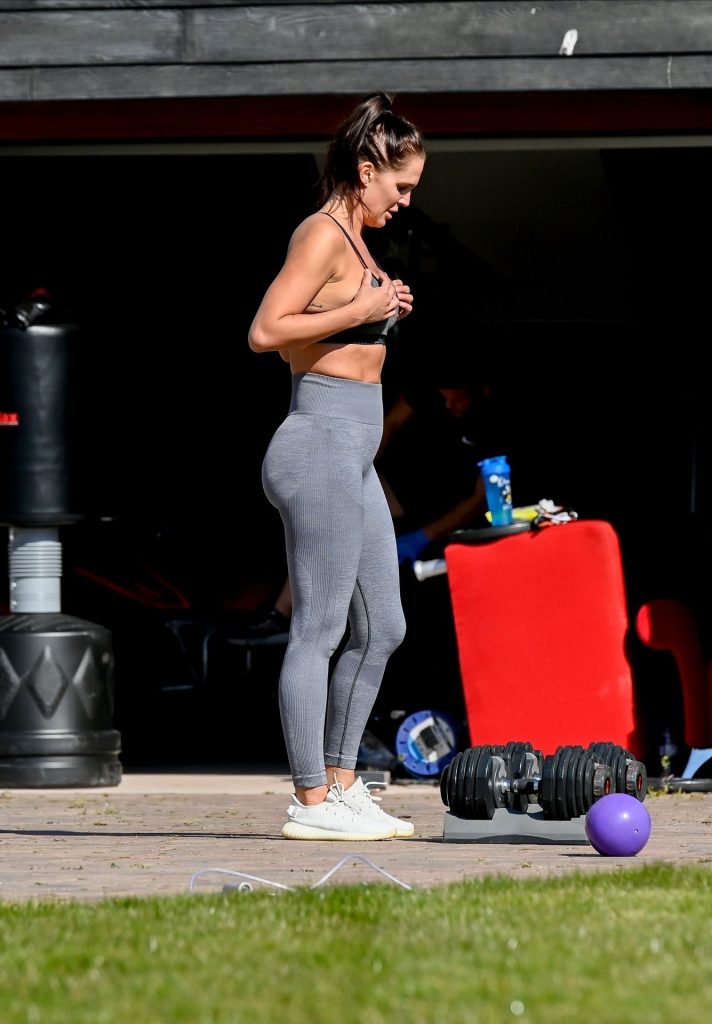 Sporty Hottie Danielle Lloyd Working Out and Getting All Sweaty gallery, pic 36