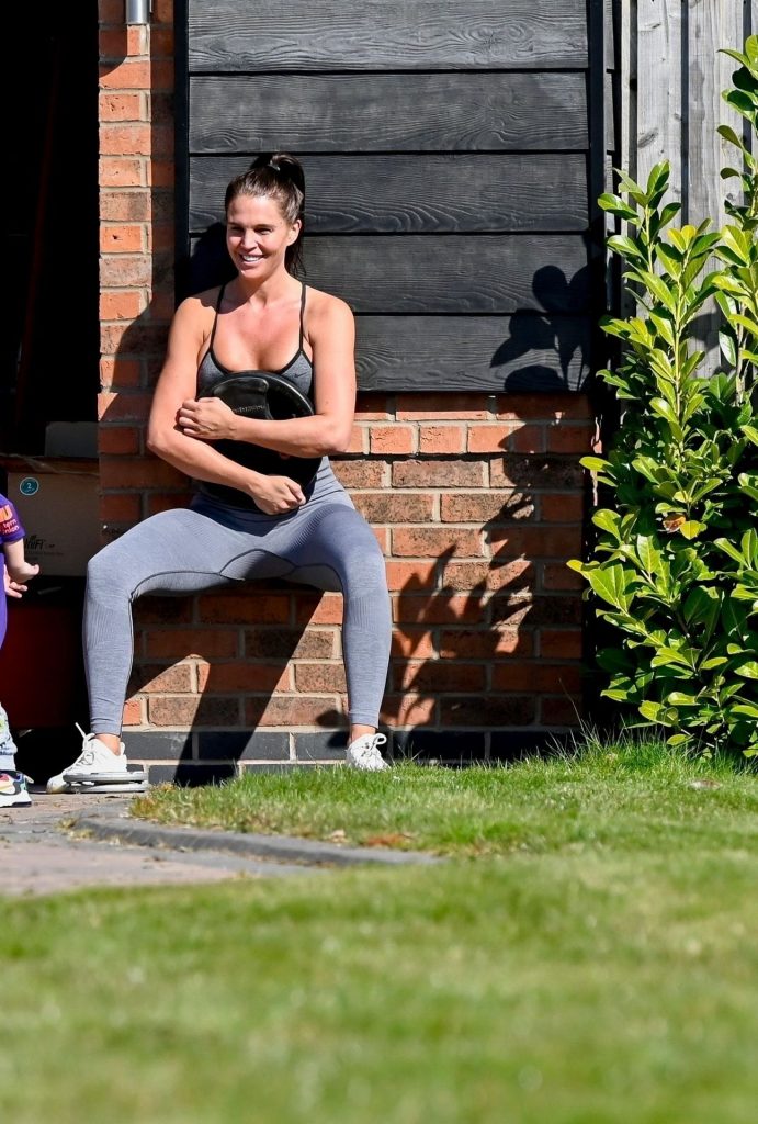 Sporty Hottie Danielle Lloyd Working Out and Getting All Sweaty gallery, pic 4