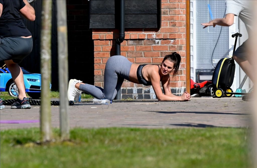 Sporty Hottie Danielle Lloyd Working Out and Getting All Sweaty gallery, pic 9