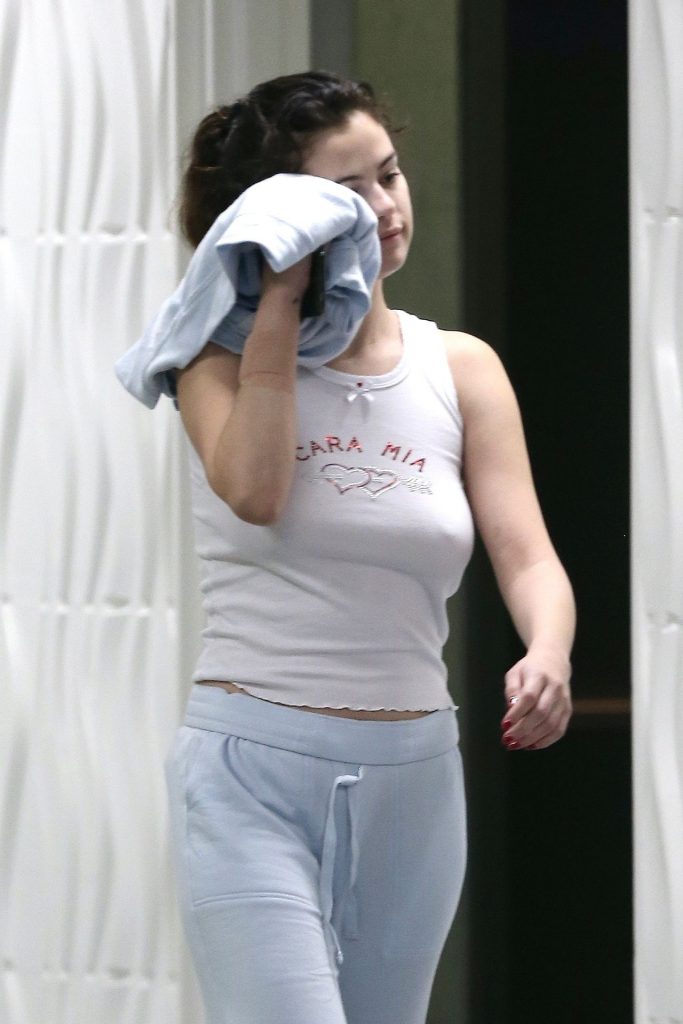 Braless Selena Gomez Looking Stunning Despite the Circumstances gallery, pic 14