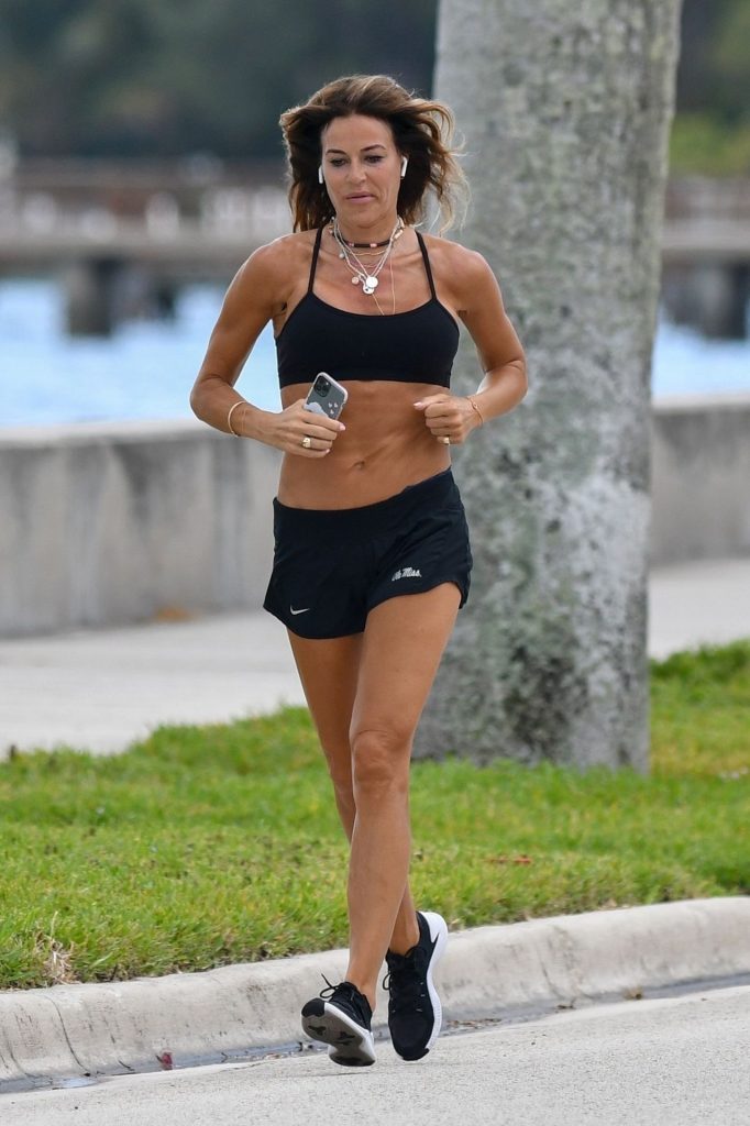 Fitness Freak Kelly Bensimon Showing Her Amazing Abs in High Quality gallery, pic 2