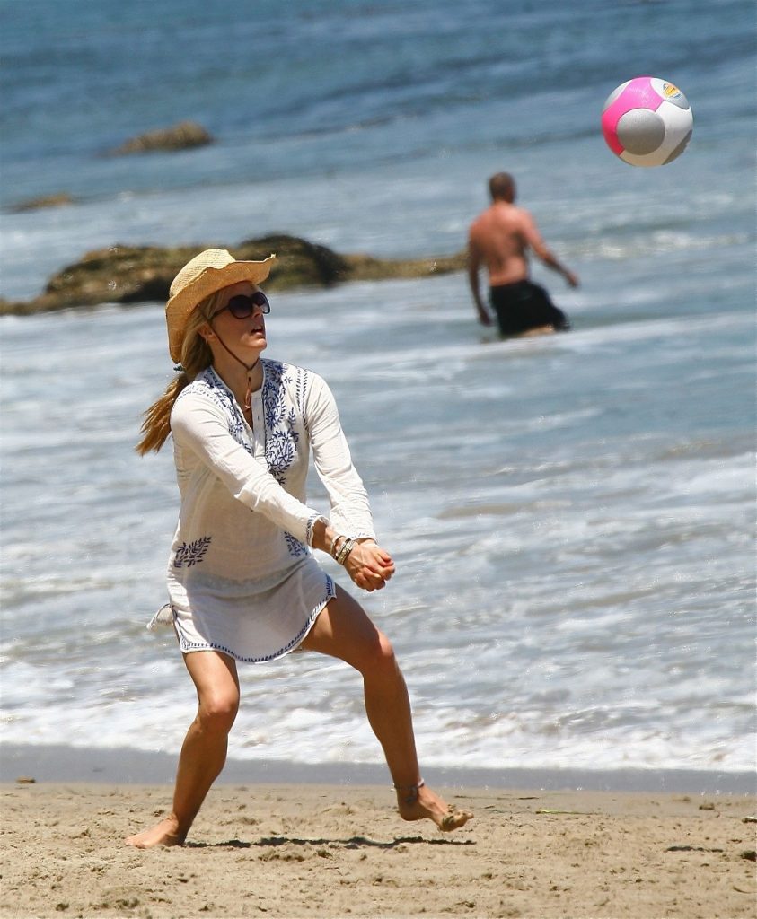 Blond MILF Téa Leoni Shows Her Body While Hanging Out on the Beach gallery, pic 30