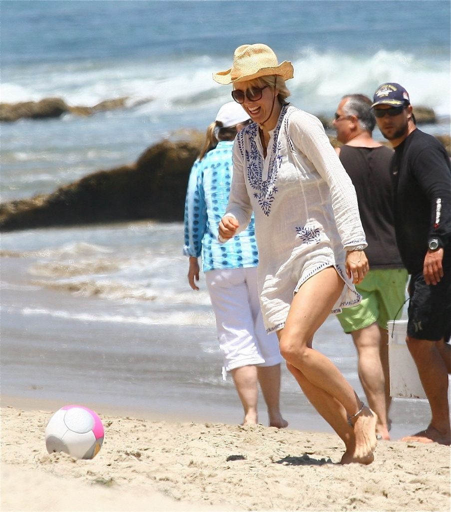 Blond MILF Téa Leoni Shows Her Body While Hanging Out on the Beach gallery, pic 36